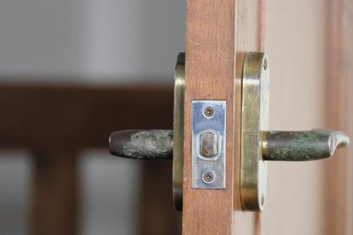 ドアノブを留める金具の写真