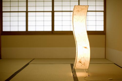 置き照明を設置した和室