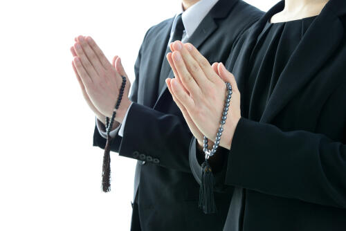 葬式の通夜や告別式への参列で、知っておきたいマナーと基礎知識