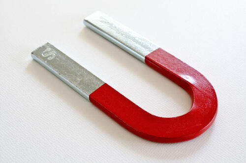 一般的なU字型の磁石の写真