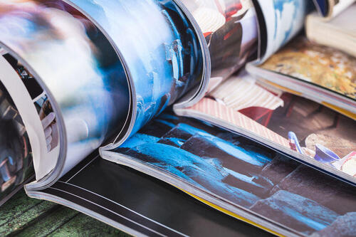 見開いたいろいろな雑誌の写真