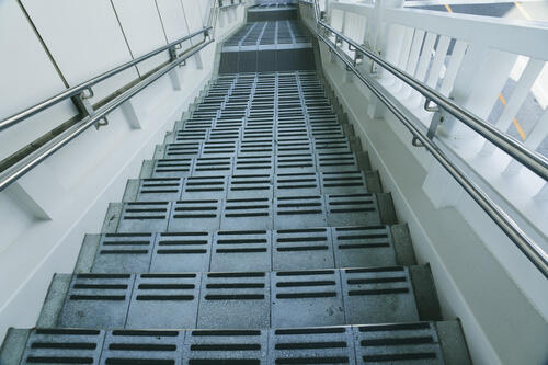 滑り止めテープはどこに使うの？必要性や種類を知って活用しよう！