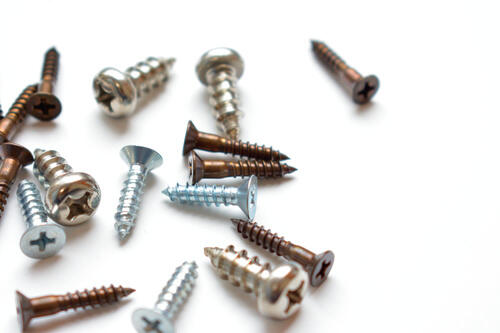 ねじにはどんな種類があるの？それぞれの用途や特徴を解説！