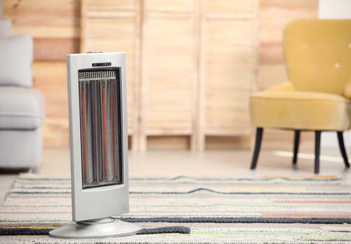 暖房時の服装のポイントは？寒い冬に大活躍の暖房つき服の選び方も