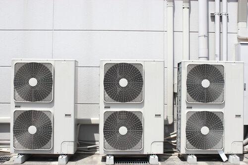 うるさいエアコン室外機は掃除が必要！設置場所の条件や水漏れの原因