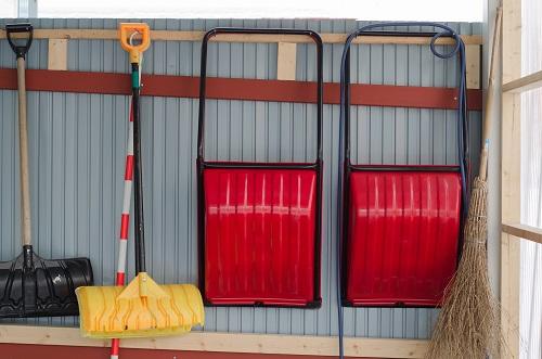 雪かきが楽になる道具の正しい選び方！雪かきのコツや注意点も