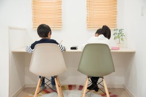 学習机で勉強する子供