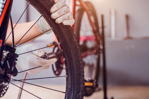 自転車のタイヤに空気を入れようとしているところの写真
