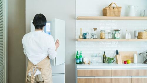 冷蔵庫を開ける