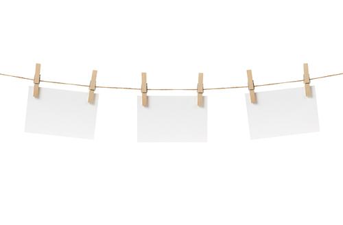 麻紐とクリップでポストカードを飾っているところの写真