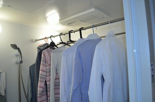 洗濯物を浴室乾燥機で乾かしている写真