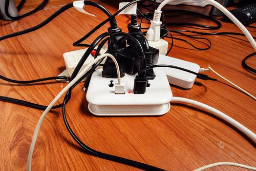 過度なたこ足配線のイメージ写真