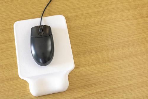 黒いマウスと白いマウスパッドの写真