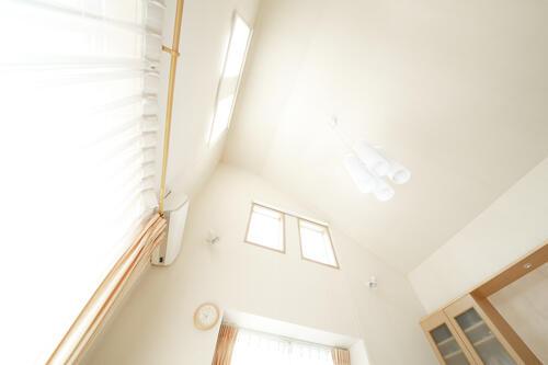 吹き抜け窓がある明るい室内の写真