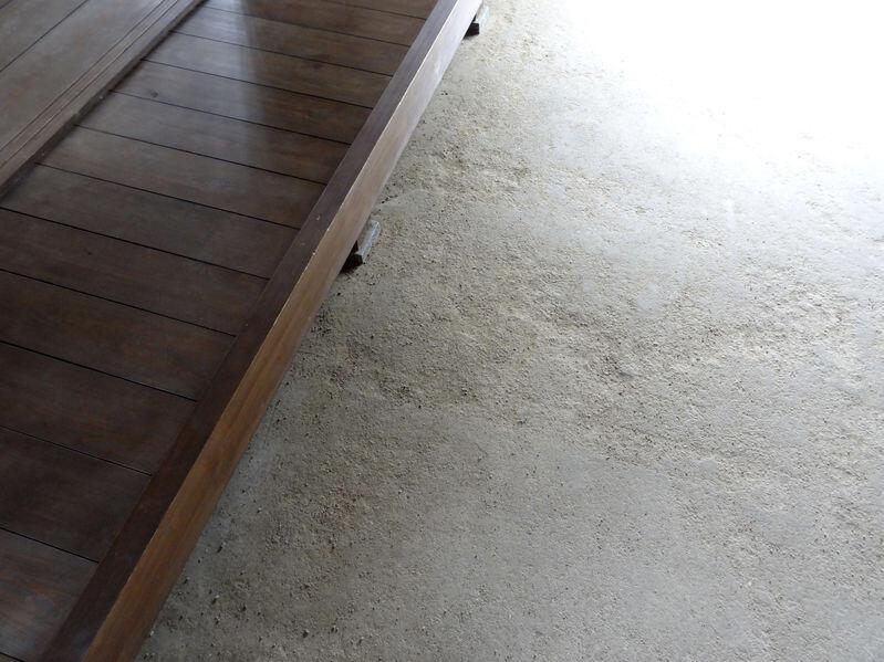 土間のようなコンクリートタイプの玄関のたたきの写真