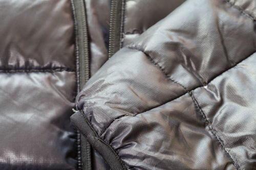部分汚れがあるダウンジャケットのイメージ写真