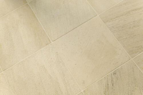 やや黒ずんだお風呂の床のイメージ