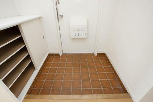 タイル調の玄関のたたきの写真