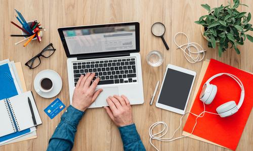 机の上でPCを使う