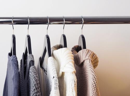 ニットをハンガーにかける