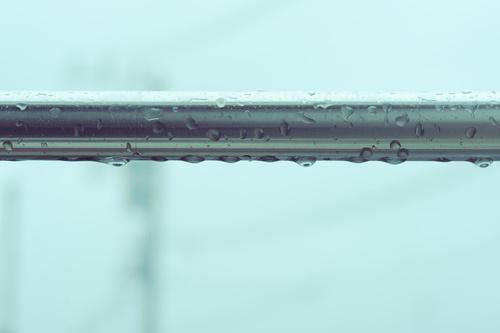 雨に濡れた物干し竿の写真