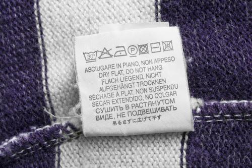 「平干し」の記号が掲載されている洗濯表示の写真