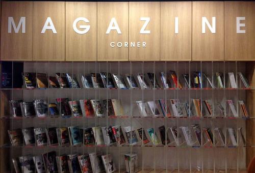 邪魔にならない賢い雑誌の収納法。100均を駆使した見せる収納！