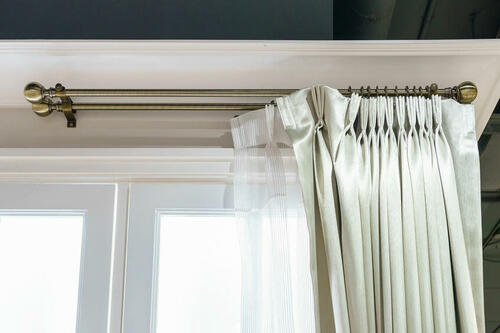 カーテンレールの取り付け方は？位置の決め方から失敗を防ぐコツまで