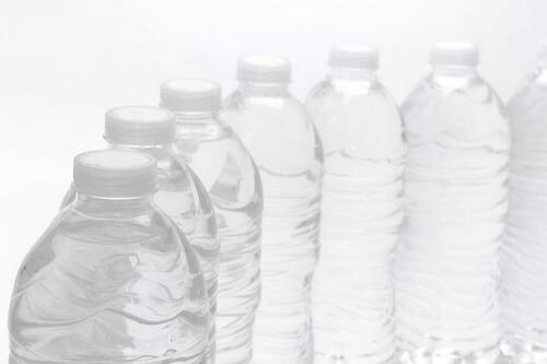 ペットボトルを効率的に収納する方法3選。もうウンザリしない！