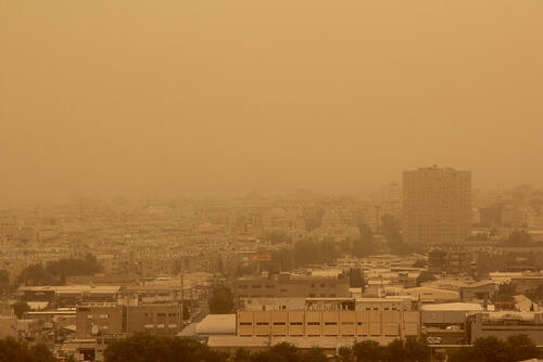 黄砂で視界が悪くなった街の風景