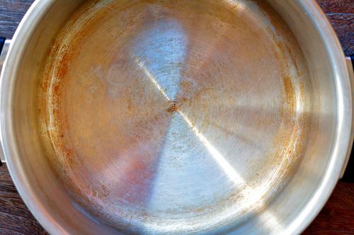 焦げがあるアルミ鍋の写真
