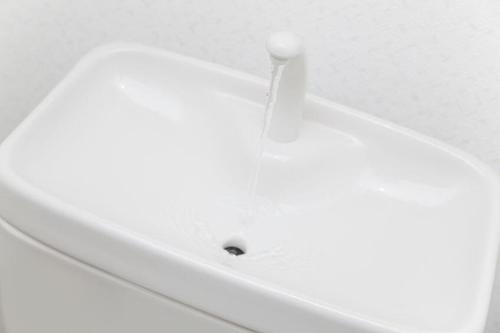 トイレタンクの水漏れは一刻も早く直すべし！原因と対処法を徹底解説！