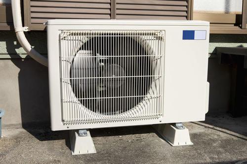 室外機がうるさい？今すぐできる対策からご近所トラブル対策まで解説