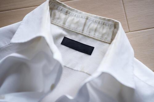 脇の【汗ジミ】対策を解説！頑固な黄ばみの落とし方から予防法まで