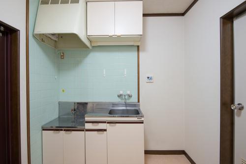 狭いキッチンが広くなる？キッチンを広く使うおすすめの収納術とは