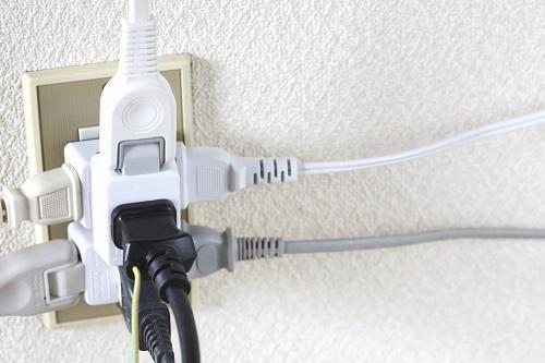 アース端子に空きがないコンセントのイメージ写真