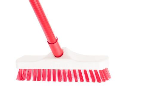 玄関のたたき掃除に役立つデッキブラシの写真