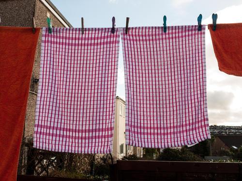 布巾を外に干しているところの写真