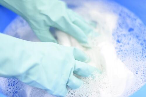 手洗い洗濯をしているところの写真