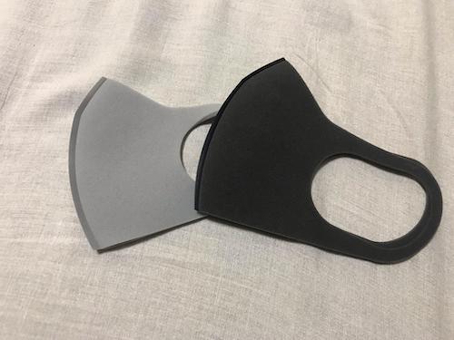 黒とグレーのピッタマスクの写真