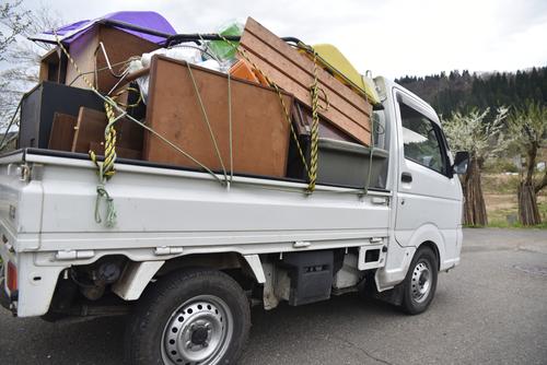 軽トラを使って一般廃棄物を回収する無許可の業者のイメージ写真