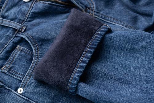 デニムの裾の裏側の写真