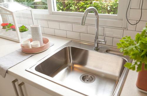 感動！カピカピだった“シンクの水垢”にウンザリ…⇒劇的に落ちる【掃除テク】が神だった…！