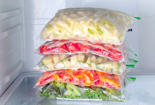 「知っておいてよかった…」うっかり“間違える”と危険な【フリーザーバッグとストックバッグの違い】