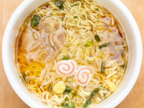 カップ麺のランクを【爆アゲ】！プロさながらの味に仕上がる『ちょい足し隠し味』⇒「ホント激ウマ！」