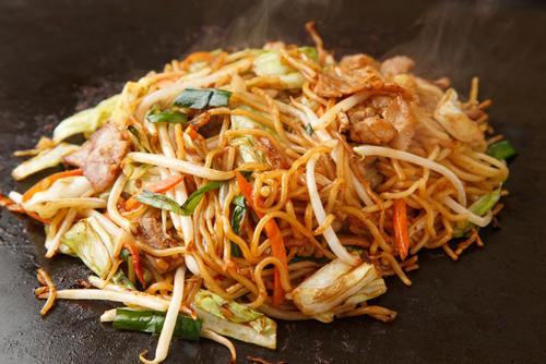 『たったそれだけ』で…？いつもの“ソース焼きそば”が【驚くほどウマく】なる隠し味