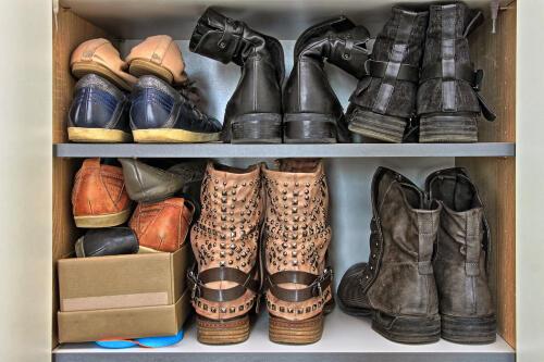 「天才かよ」「いいこと聞いた」⇒【100均アイテム】を使った“かさばるブーツ”のスッキリ収納術！