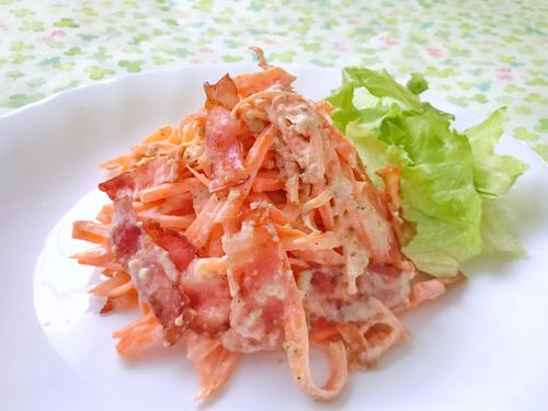 【あと1品】問題解決！おかずにもツマミにもなる『にんじんとベーコンのごまマヨサラダ』簡単レシピ
