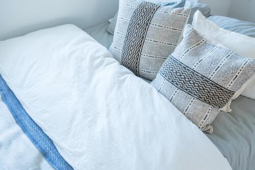 すでにダニの【巣窟】かも…！？『布団カバー』の正しい洗濯頻度と洗い方
