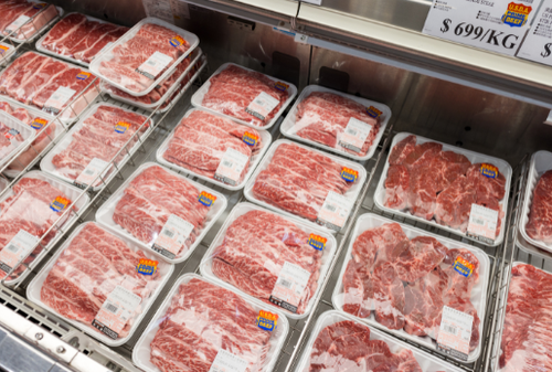 実は怖い…！？『肉や魚』を“スーパーのトレイ”のまま冷凍するのが【ダメ】なワケ